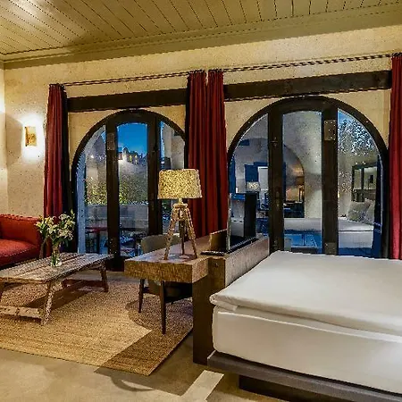 Otel Carus 4*
